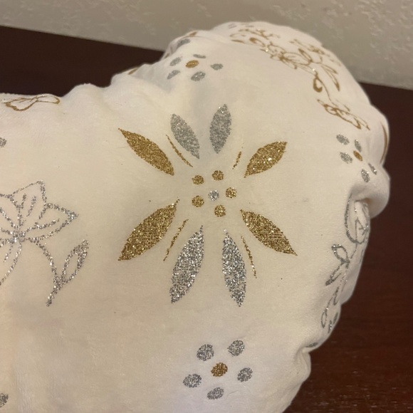 Temptations Christmas Stocking And Throw Blanket Set Cream And Poinsettia - Picture 4 of 5